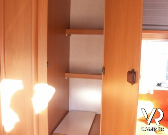 XGO Family 105: camper mansardato usato con letti a castello in coda, doppia dinette, frigorifero grande, doccia separata in bagno.