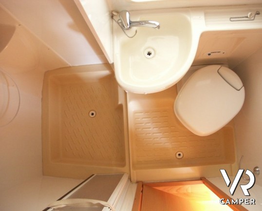 XGO Family 105: camper mansardato usato con letti a castello in coda, doppia dinette, frigorifero grande, doccia separata in bagno.