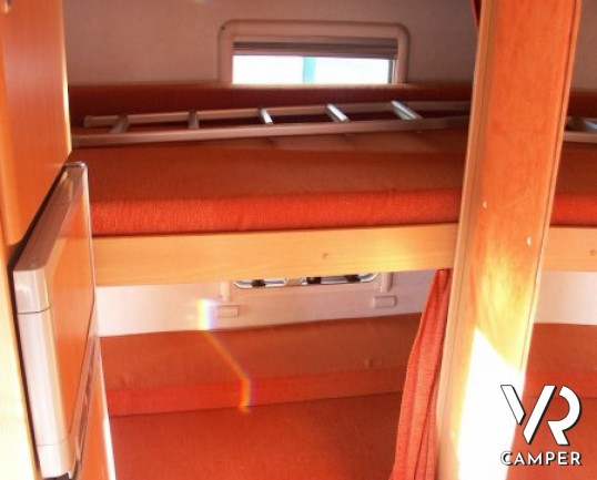 XGO Family 105: camper mansardato usato con letti a castello in coda, doppia dinette, frigorifero grande, doccia separata in bagno.