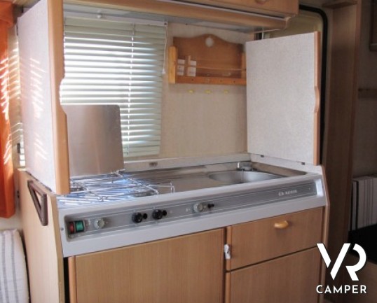 Adria Optima: caravan usata leggera con letti a castello e dinette trasformabile in letto, ottima per prima esperienza.