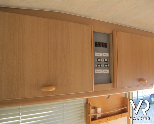 Adria Optima: caravan usata leggera con letti a castello e dinette trasformabile in letto, ottima per prima esperienza.