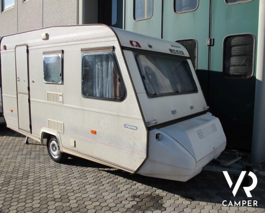 Adria Optima: caravan usata leggera con letti a castello e dinette trasformabile in letto, ottima per prima esperienza.