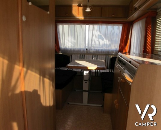 Adria Optima: caravan usata leggera con letti a castello e dinette trasformabile in letto, ottima per prima esperienza.