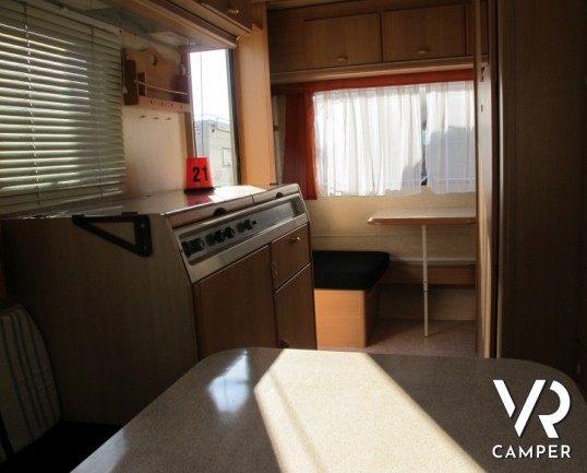 Adria Optima: caravan usata leggera con letti a castello e dinette trasformabile in letto, ottima per prima esperienza.