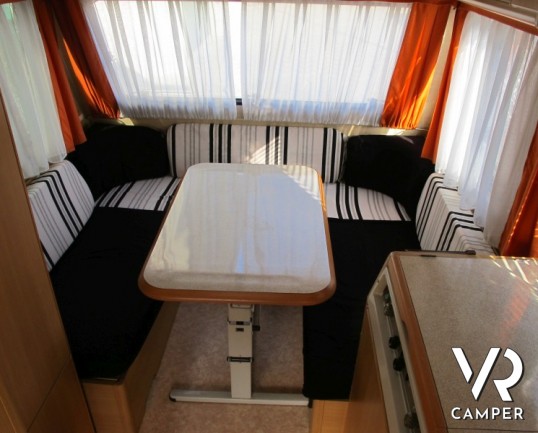 Adria Optima: caravan usata leggera con letti a castello e dinette trasformabile in letto, ottima per prima esperienza.