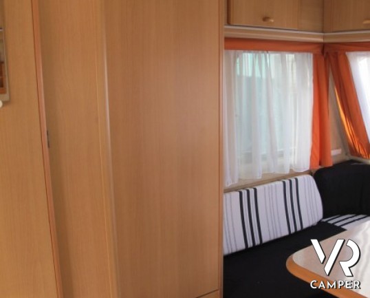 Adria Optima: caravan usata leggera con letti a castello e dinette trasformabile in letto, ottima per prima esperienza.