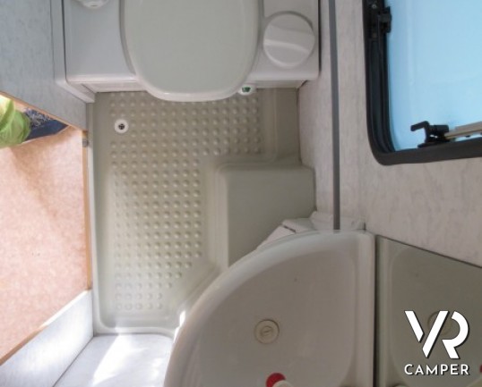 Adria Optima: caravan usata leggera con letti a castello e dinette trasformabile in letto, ottima per prima esperienza.