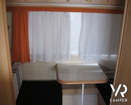 Adria Optima: caravan usata leggera con letti a castello e dinette trasformabile in letto, ottima per prima esperienza.