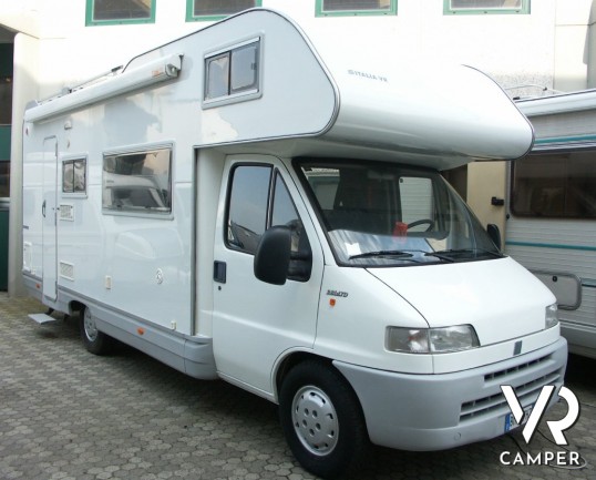 Adria Adriatik 670 DK: camper mansardato usato con 7 posti letto, doppia dinette letti a castello e bagno con doccia separata