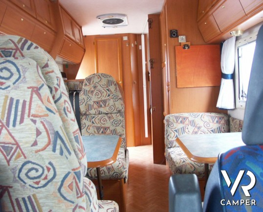 Adria Adriatik 670 DK: camper mansardato usato con 7 posti letto, doppia dinette letti a castello e bagno con doccia separata