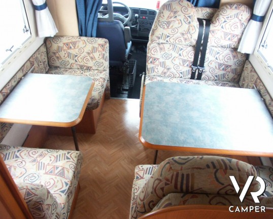 Adria Adriatik 670 DK: camper mansardato usato con 7 posti letto, doppia dinette letti a castello e bagno con doccia separata