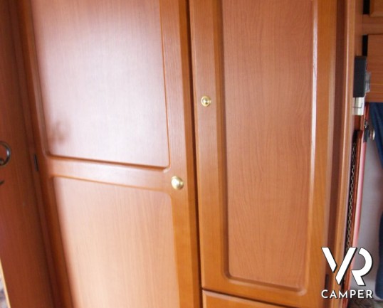 Adria Adriatik 670 DK: camper mansardato usato con 7 posti letto, doppia dinette letti a castello e bagno con doccia separata