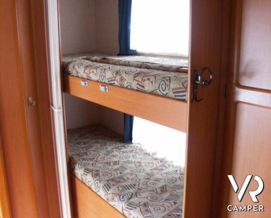 Adria Adriatik 670 DK: camper mansardato usato con 7 posti letto, doppia dinette letti a castello e bagno con doccia separata