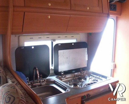 Adria Adriatik 670 DK: camper mansardato usato con 7 posti letto, doppia dinette letti a castello e bagno con doccia separata