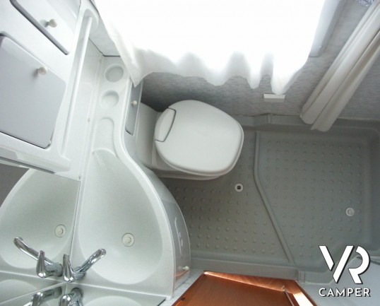 Adria Adriatik 670 DK: camper mansardato usato con 7 posti letto, doppia dinette letti a castello e bagno con doccia separata