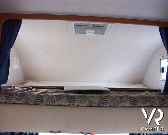 Adria Adriatik 670 DK: camper mansardato usato con 7 posti letto, doppia dinette letti a castello e bagno con doccia separata