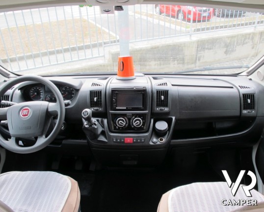 Adria Compact SP: camper usato semintegrale piccolo con garage e letto matrimoniale posteriore, ben accessoriato e pochi chilometri.