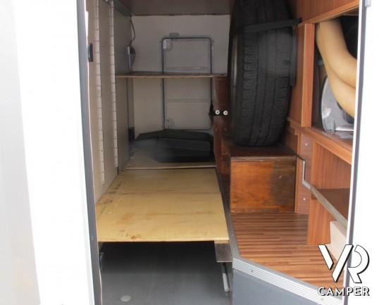 Adria Compact SP: camper usato semintegrale piccolo con garage e letto matrimoniale posteriore, ben accessoriato e pochi chilometri.