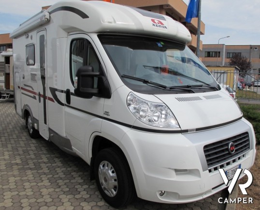 Adria Compact SP: camper usato semintegrale piccolo con garage e letto matrimoniale posteriore, ben accessoriato e pochi chilometri.