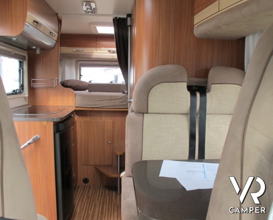 Adria Compact SP: camper usato semintegrale piccolo con garage e letto matrimoniale posteriore, ben accessoriato e pochi chilometri.