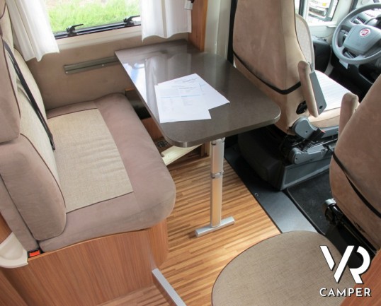 Adria Compact SP: camper usato semintegrale piccolo con garage e letto matrimoniale posteriore, ben accessoriato e pochi chilometri.