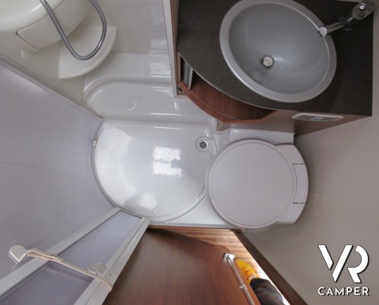 Adria Compact SP: camper usato semintegrale piccolo con garage e letto matrimoniale posteriore, ben accessoriato e pochi chilometri.