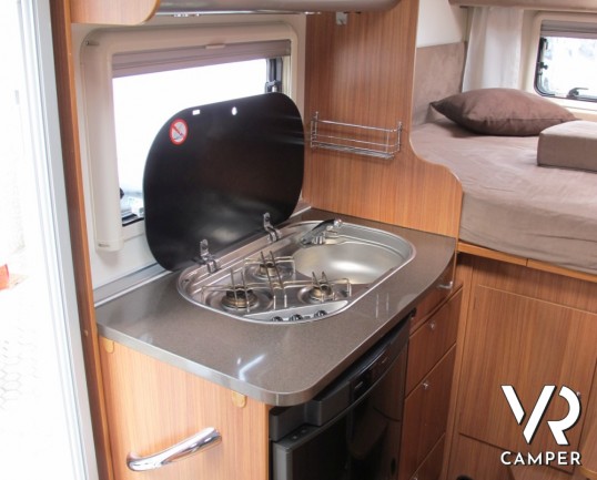 Adria Compact SP: camper usato semintegrale piccolo con garage e letto matrimoniale posteriore, ben accessoriato e pochi chilometri.
