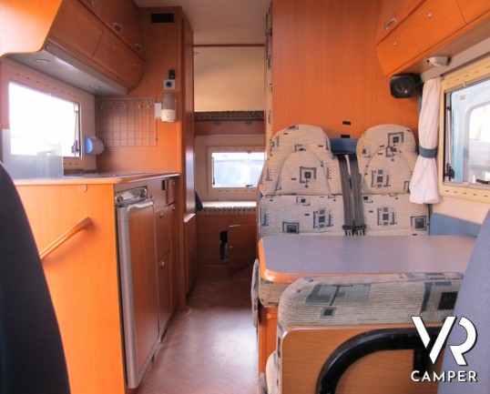 Adria Coral 630: camper mansardato usato con letti a castello posteriori, bagno con doccia separata e dinette classica.Adria Coral 630: camper mansard