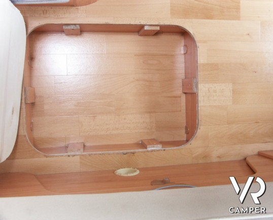 Adria Coral 650 SP: camper usato semintegrale con letto alla francese sul posteriore e ampio gavone. Adatto per la famiglia di due persone, all'occorr