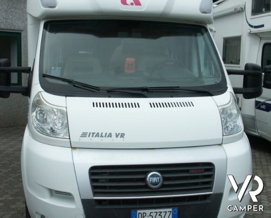 Adria Coral 650 SP: camper usato semintegrale con letto alla francese sul posteriore e ampio gavone. Adatto per la famiglia di due persone, all'occorr