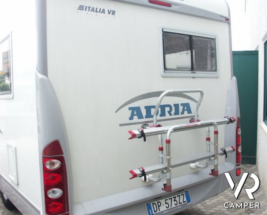 Adria Coral 650 SP: camper usato semintegrale con letto alla francese sul posteriore e ampio gavone. Adatto per la famiglia di due persone, all'occorr