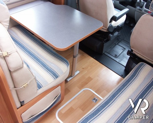 Adria Coral 650 SP: camper usato semintegrale con letto alla francese sul posteriore e ampio gavone. Adatto per la famiglia di due persone, all'occorr