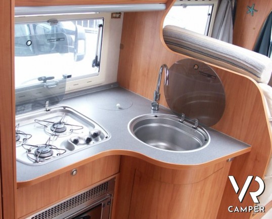 Adria Coral 650 SP: camper usato semintegrale con letto alla francese sul posteriore e ampio gavone. Adatto per la famiglia di due persone, all'occorr