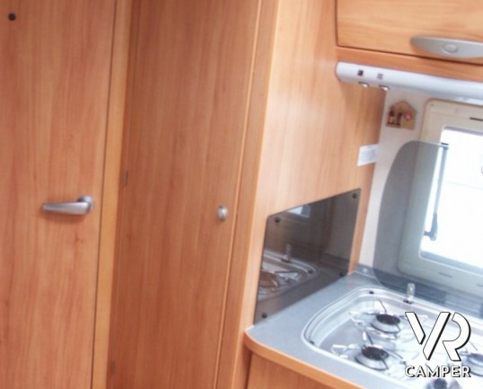 Adria Coral 650 SP: camper usato semintegrale con letto alla francese sul posteriore e ampio gavone. Adatto per la famiglia di due persone, all'occorr