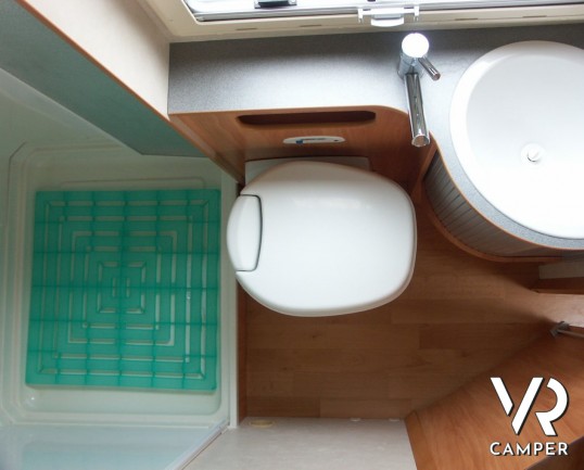 Adria Coral 650 SP: camper usato semintegrale con letto alla francese sul posteriore e ampio gavone. Adatto per la famiglia di due persone, all'occorr