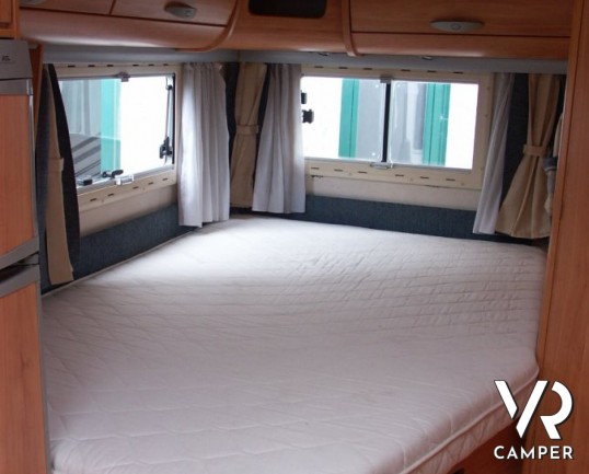 Adria Coral 650 SP: camper usato semintegrale con letto alla francese sul posteriore e ampio gavone. Adatto per la famiglia di due persone, all'occorr