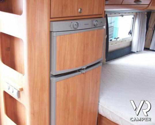 Adria Coral 650 SP: camper usato semintegrale con letto alla francese sul posteriore e ampio gavone. Adatto per la famiglia di due persone, all'occorr