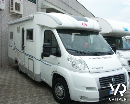 Adria Coral 650 SP: camper usato semintegrale con letto alla francese sul posteriore e ampio gavone. Adatto per la famiglia di due persone, all'occorr