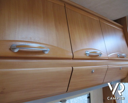 Adria Coral 660 SP: camper usato mansardato a Torino con ampio garage sotto i 7 metri di lunghezza.