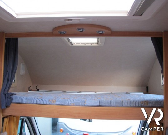 Adria Coral 660 SP: camper usato mansardato a Torino con ampio garage sotto i 7 metri di lunghezza.