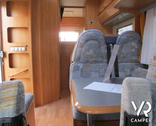 Adria Coral 660 SP: camper usato mansardato a Torino con ampio garage sotto i 7 metri di lunghezza.
