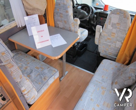 Adria Coral 660 SP: camper usato mansardato a Torino con ampio garage sotto i 7 metri di lunghezza.