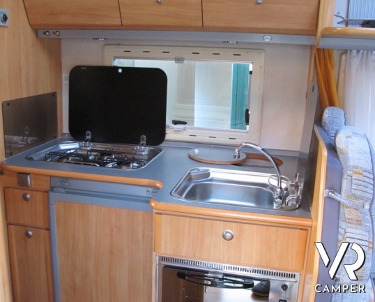 Adria Coral 660 SP: camper usato mansardato a Torino con ampio garage sotto i 7 metri di lunghezza.