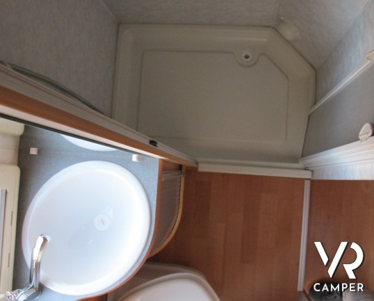 Adria Coral 660 SP: camper usato mansardato a Torino con ampio garage sotto i 7 metri di lunghezza.