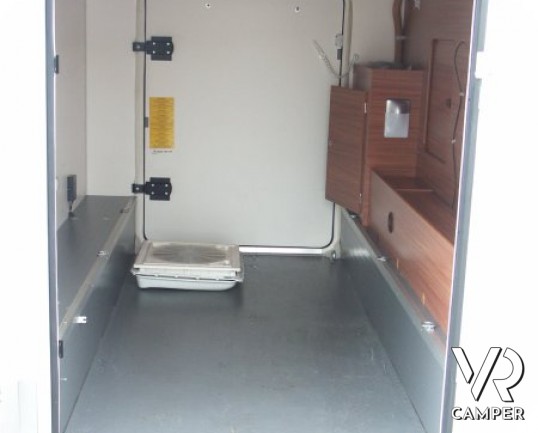 Adria Coral 660 SP: camper mansardato usato a Torino con garage e dinette a L. Camper recente pari al nuovo.