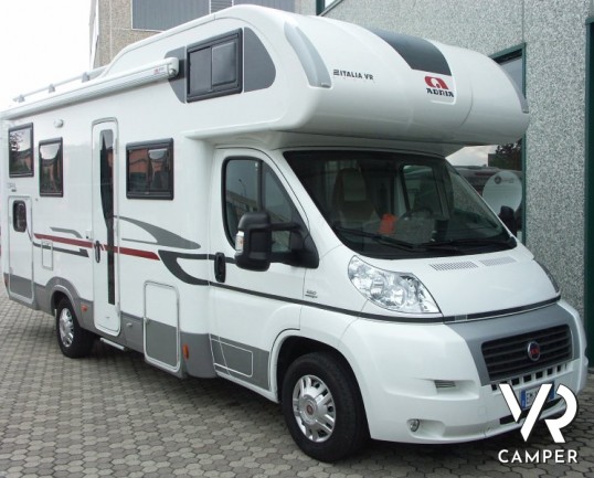 Adria Coral 660 SP: camper mansardato usato a Torino con garage e dinette a L. Camper recente pari al nuovo.