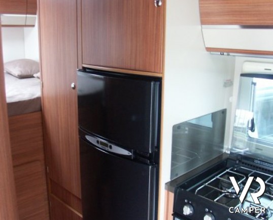 Adria Coral 660 SP: camper mansardato usato a Torino con garage e dinette a L. Camper recente pari al nuovo.