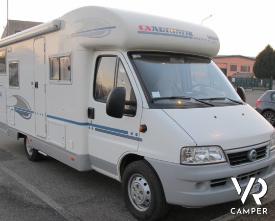 Adria Coral 680 SP: camper semintegrale usato con garage e letto matrimoniale posteriore, pochissimi chilometri su meccanica Fiat Ducato