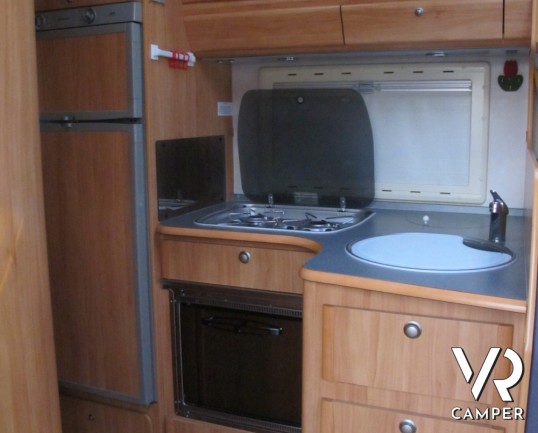 Adria Coral 680 SP: camper semintegrale usato con garage e letto matrimoniale posteriore, pochissimi chilometri su meccanica Fiat Ducato