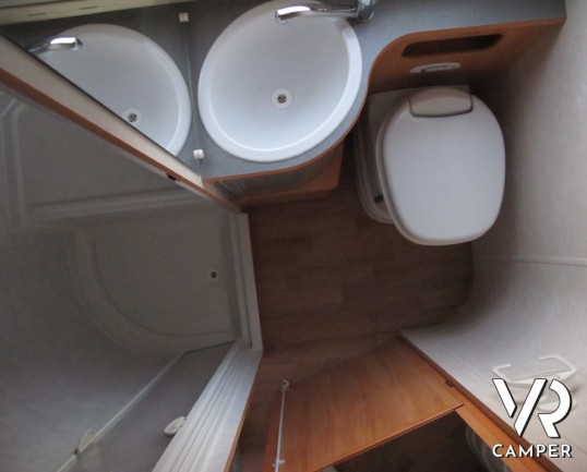 Adria Coral 680 SP: camper semintegrale usato con garage e letto matrimoniale posteriore, pochissimi chilometri su meccanica Fiat Ducato